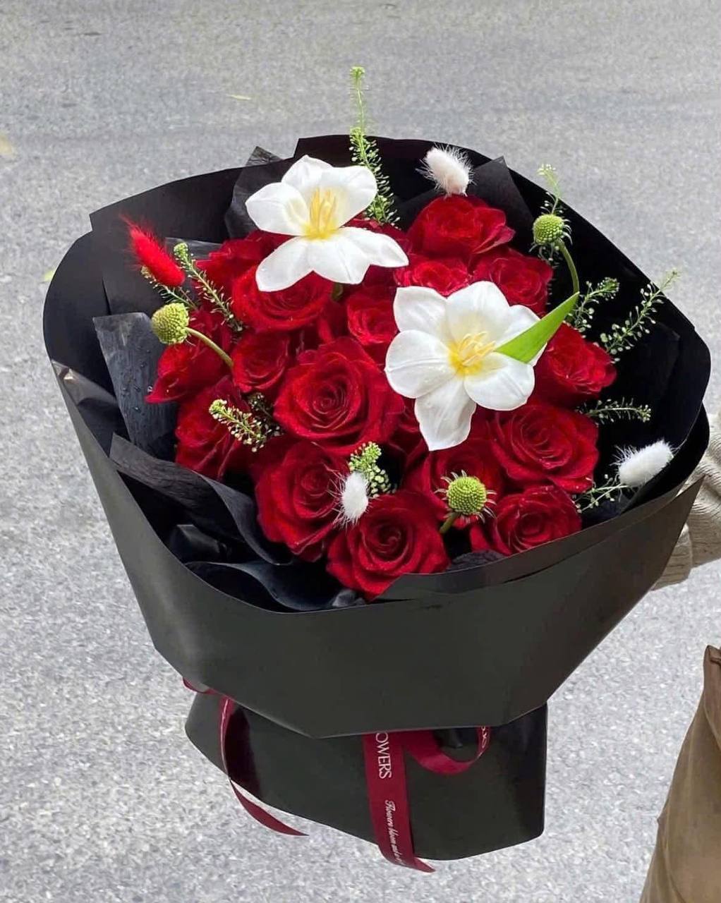 红玫瑰白兰花束 · 焰烈